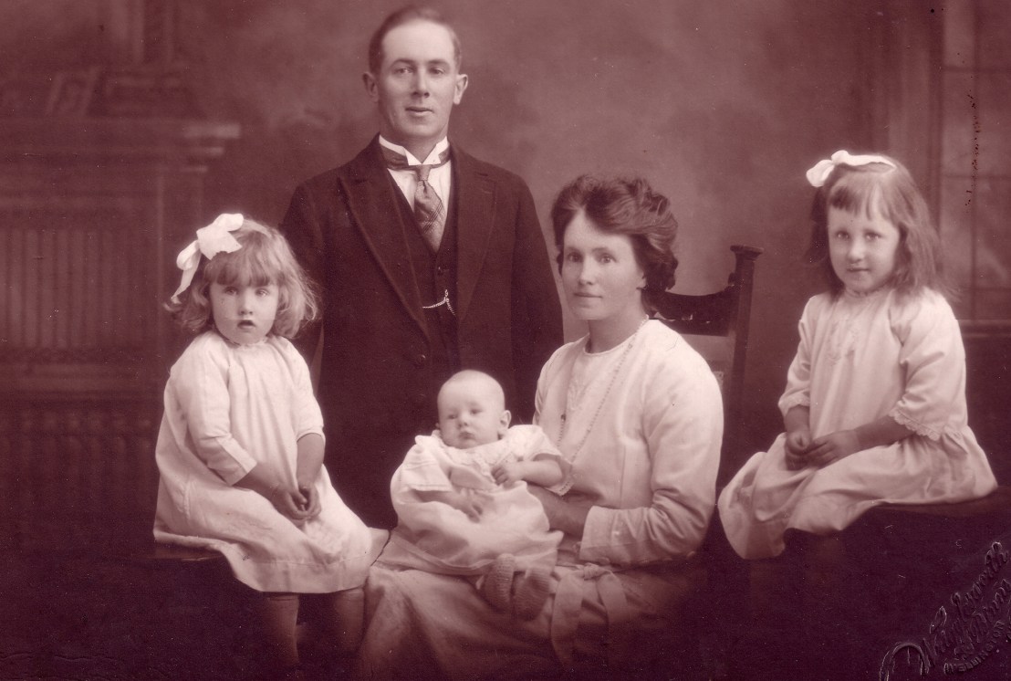 Hodges family circa 1926 (1000 dpi resolution)